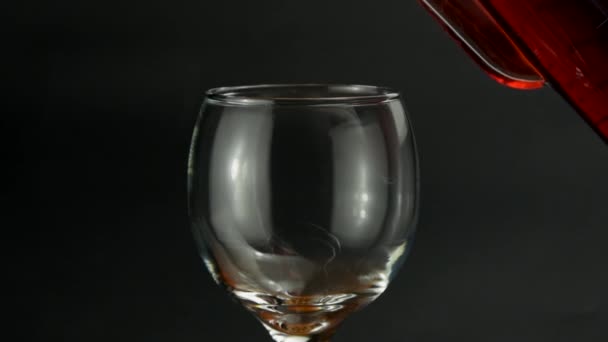 スローモーションで赤ワインとワイングラスを充填のクローズアップ 赤ワインをゴブレットに入れる 赤ワインはガラスの美しい波を形成する — ストック動画