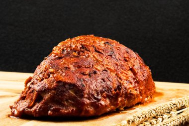 Ahşap arka planda kesim tahtasındaki klasik köfte. Arka planda kırmızı ve sarı kiraz domatesleri, maydanoz ve buğday kulakları var.