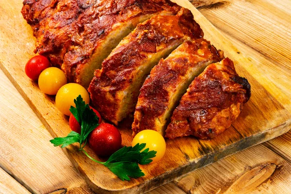 Pan Carne Clásico Una Tabla Cortar Sobre Fondo Madera Fondo — Foto de Stock