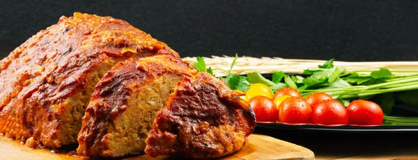 Pan Carne Clásico Una Tabla Cortar Sobre Fondo Madera Fondo — Foto de Stock