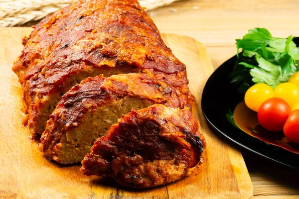 Klassischer Hackbraten Auf Einem Schneidebrett Auf Einem Hölzernen Hintergrund Hintergrund — Stockfoto