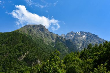 Kuzey Osetya 'nın güzel kırsal manzarası. Güneşli bir gün. Dağlardaki güzel yaz manzarası. Otlaklar ve tepeler. Kırsal alanlar