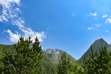 Kuzey Osetya 'nın güzel kırsal manzarası. Güneşli bir gün. Dağlardaki güzel yaz manzarası. Otlaklar ve tepeler. Kırsal alanlar