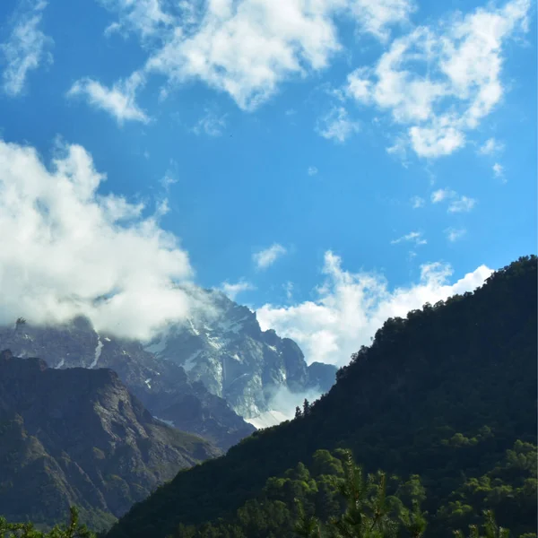 Una Hermosa Vista Los Picos Nevados Las Montañas Del Cáucaso — Foto de Stock