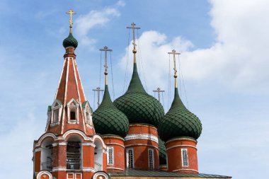 Başmelek Michael 'ın kilisesinin kubbeleri bulutlu mavi gökyüzüne karşı. Yaroslavl, Rusya