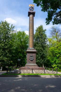 Yaroslavl 'da Demidov Pillar. Sütundaki yazı: 