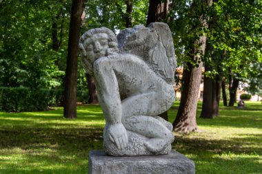 Rusya, Yaroslavl 'daki valinin bahçesinde bir melek heykeli.