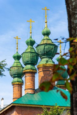 Yaroslavl, Rusya 'daki Kutsal Bakire Meryem Kilisesi' nin Kubbeleri