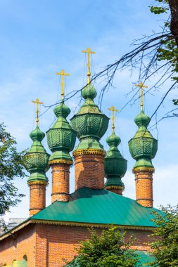 Yaroslavl, Rusya 'daki Kutsal Bakire Meryem Kilisesi' nin Kubbeleri