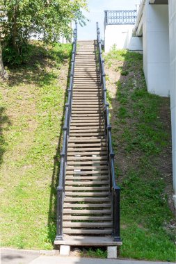 Yaroslavl, Rusya 'daki Volga nehir setinin oradaki yaya köprüsüne giden merdiven.