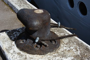 Nehir boynu, nehir demirleme noktası. Rıhtımdaki ekipman..