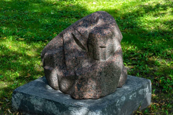 Yaroslavl, Rusya 'daki valinin bahçesindeki soyut figür