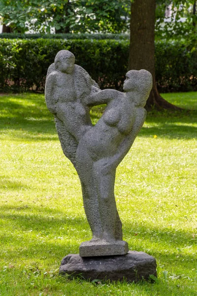 Escultura Una Madre Con Niño Jardín Del Gobernador Yaroslavl Rusia — Foto de Stock