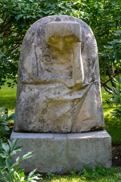 Yaroslavl, Rusya 'daki valinin bahçesindeki üzgün kralın heykeli.