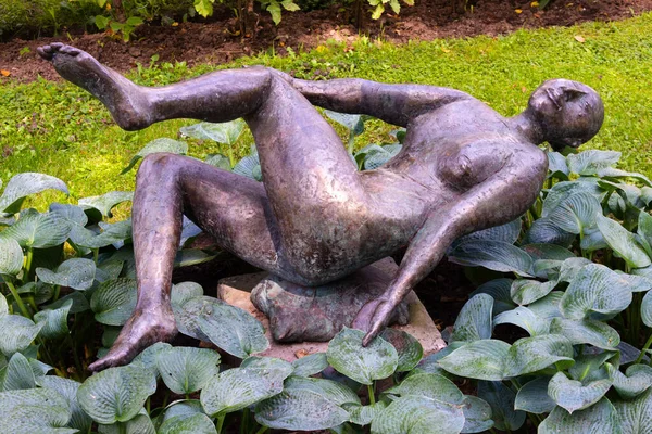 러시아 야로슬라블에 총독의 정원에 여자의 조각품 — 스톡 사진