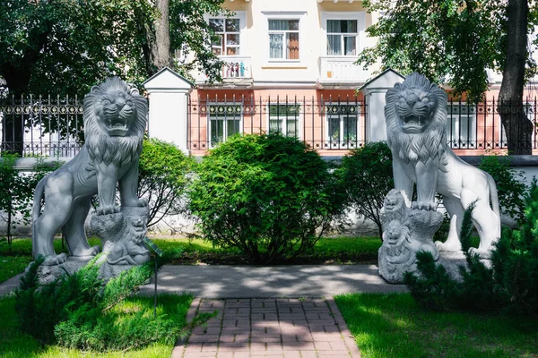러시아 야로슬라블에 총독의 정원에 사자의 대리석 조각품 — 스톡 사진