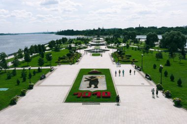 Yaroslavl, Rusya - 5 Ağustos 2020: Kotorosl Nehri 'nin Volga Nehri' ne kesiştiği noktada Strelka Parkı