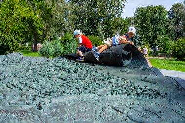 Rusya, Yaroslavl - 5 Ağustos 2020: Küçük çocuklar Rusya 'nın Yaroslavl kentinin metal haritasında oynuyorlar. Güliver ve Lilliputlular