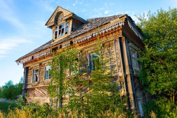 Oude Verlaten Verwoeste Huizen Tussen Noordelijke Bossen Verlaten Afbrokkelend Dorp — Stockfoto