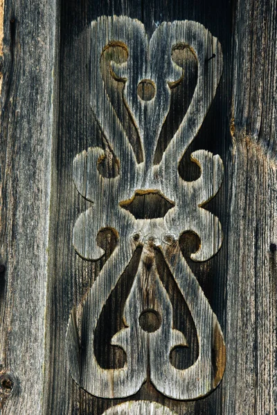 古い木造住宅のファサードの装飾の断片 大工の技術だ 古い家の彫刻装飾 北の森の放棄された村 — ストック写真
