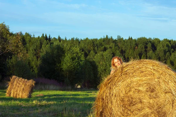 Flickan Tittar Bakom Höstack Ljusgula Och Gyllene Höstack Ett Jordbruksfält — Stockfoto