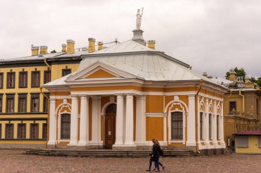 Rusya, St. Petersburg - 28 Ağustos 2020: St. Petersburg 'daki Peter ve Paul Kalesi' nde İmparator Peter 1 'in teknesinin evi