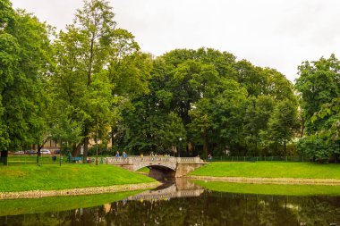 Rusya, St. Petersburg - 28 Ağustos 2020: St. Petersburg 'daki Mikhailovsky Garden' da gezide olan çocuklar