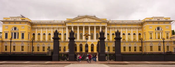 Rosja Sankt Petersburg Sierpnia 2020 Muzeum Rosyjskie Lub Pałac Michajłowskiego — Zdjęcie stockowe