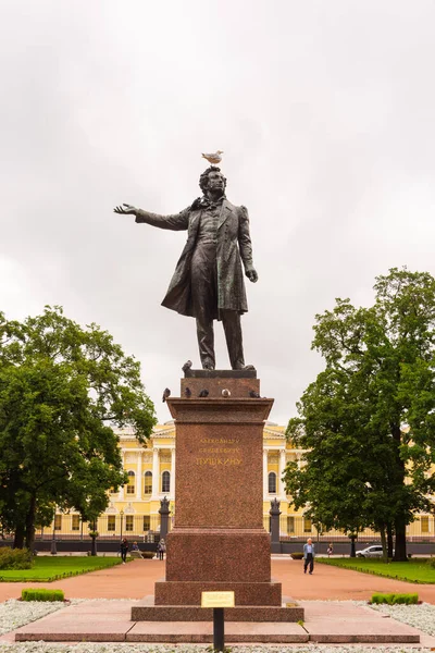 Martı Petersburg Daki Rus Müzesi Nin Önündeki Meydanda Alexander Puşkin — Stok fotoğraf