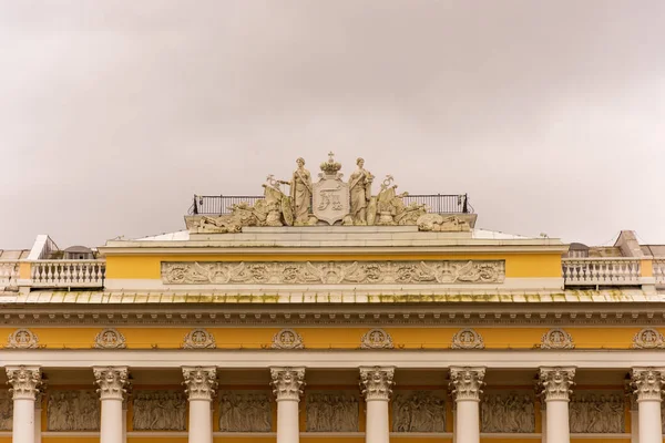 俄罗斯圣彼得堡维吉洛夫斯基宫立面的细节 — 图库照片