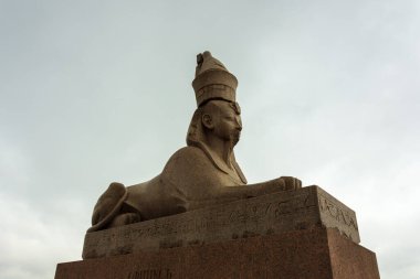 Rusya, St. Petersburg - 28 Ağustos 2020: Vasilievsky Adası 'ndaki St. Petersburg' un merkezinde antik mitolojik Mısır heykelleri olan sfenksli dolgu