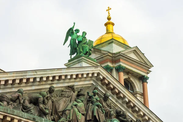 ロシアのサンクトペテルブルクにある聖イサク大聖堂のファサードの詳細 — ストック写真