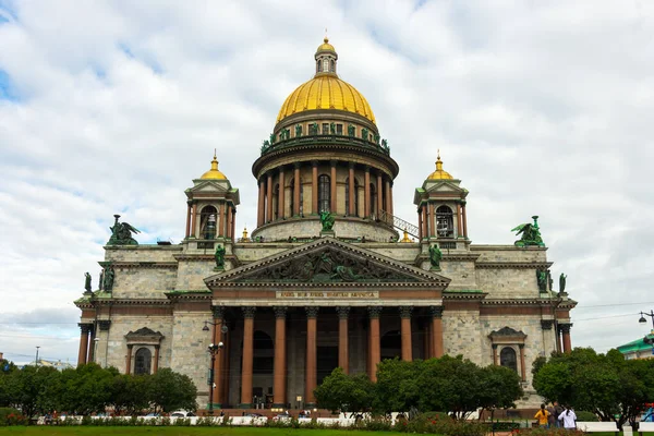 Rusya, St. Petersburg - 29 Ağustos 2020: St. Petersburg, Rusya 'daki St. Isaac Katedrali