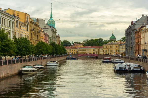 Rusya, St. Petersburg - 29 Ağustos 2020: St. Petersburg, Rusya 'da Moika nehir seti