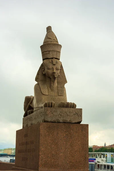ロシア サンクトペテルブルク 2020年8月28日 ヴァシリエフスキー島のサンクトペテルブルクの中心部にあるスフィンクスを持つ堤防 古代の神話的なエジプトの彫刻 — ストック写真
