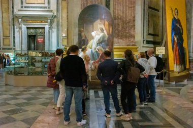 Rusya, St. Petersburg - 29 Ağustos 2020: Turistler St. Petersburg, Rusya 'daki St. Isaac Katedrali' nin iç dekorasyonuna bakıyorlar