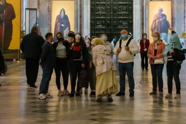 Rusya, St. Petersburg - 29 Ağustos 2020: Turistler St. Petersburg, Rusya 'daki St. Isaac Katedrali' nin iç dekorasyonuna bakıyorlar