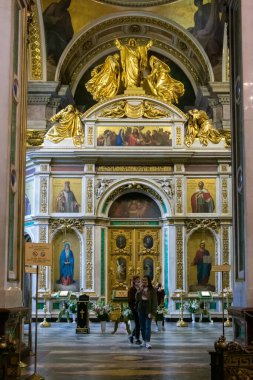 Rusya, St. Petersburg - 29 Ağustos 2020: Turistler St. Petersburg, Rusya 'daki St. Isaac Katedrali' nin iç dekorasyonuna bakıyorlar