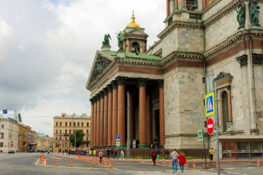 Rusya, St. Petersburg - 29 Ağustos 2020: St. Petersburg 'daki St. Isaac Katedrali' nin cephelerinin ayrıntıları