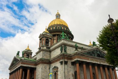 Rusya, St. Petersburg - 29 Ağustos 2020: St. Petersburg 'daki St. Isaac Katedrali' nin cephelerinin ayrıntıları