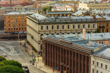 Rusya, St. Petersburg - 29 Ağustos 2020: St. Isaac Katedrali 'nin sütunundan St. Isaac Meydanı manzarası