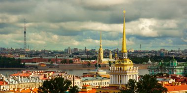 Rusya, St. Petersburg - 29 Ağustos 2020: St. Petersburg 'daki St. Isaac Katedrali' nin sütunundan Deniz Kuvvetleri ve Peter ve Paul Kalesi 'nin binasının manzarası