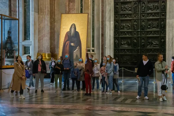 Rússia São Petersburgo Agosto 2020 Turistas Vêem Decoração Interior Catedral — Fotografia de Stock