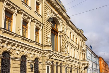 St. Petersburg, Rusya 'daki Griboyedov Kanalı boyunca uzanan eski evlerin ön cephelerinin benzersiz detayları.