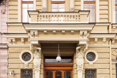 St. Petersburg, Rusya 'daki Griboyedov Kanalı boyunca uzanan eski evlerin ön cephelerinin benzersiz detayları.