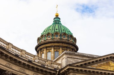 Kazan Katedrali 'nin manzarası ve St. Petersburg, Rusya' daki dekorasyonunun ayrıntıları.