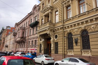 Rusya, St. Petersburg - 28 Ağustos 2020: St. Petersburg 'daki Griboyedov Kanalı' nın setindeki güzel eski binalar