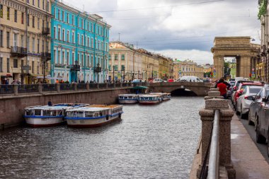 Rusya, St. Petersburg - 28 Ağustos 2020: St. Petersburg 'daki Griboyedov Kanalı' nın setindeki güzel eski binalar