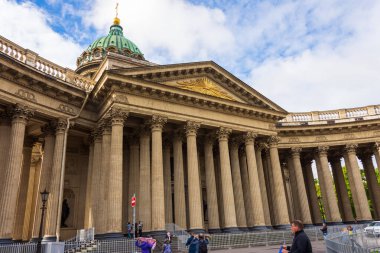 Rusya, St. Petersburg - 28 Ağustos 2020: Kazan Katedrali 'nin manzarası ve St. Petersburg' daki dekorasyonunun detayları