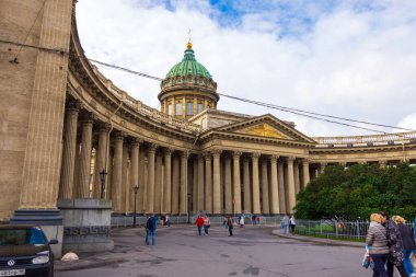 Rusya, St. Petersburg - 28 Ağustos 2020: Kazan Katedrali 'nin manzarası ve St. Petersburg' daki dekorasyonunun detayları